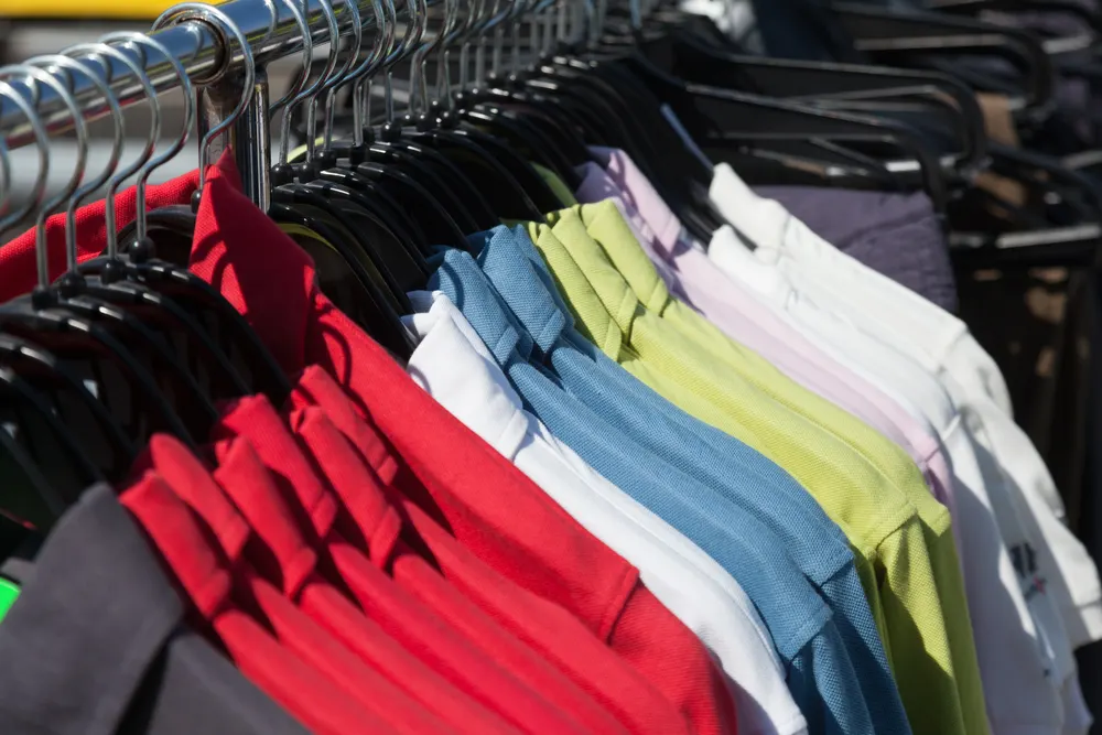 Bunte T-Shirts hängen dicht an einer Kleiderstange